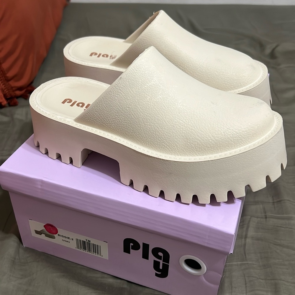 Selling a brand new pair of clogs. Had to get a size up